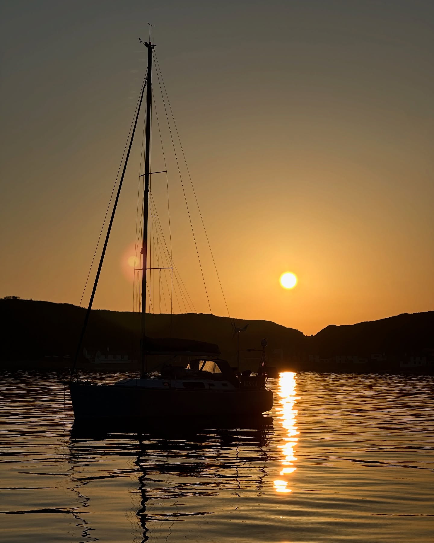 Up at 4am and off from Port St Mary to catch the fast tide round Anglesey. Timing was spot on to reach the stunning anchorage at Port Dinllaen well before sunset to enjoy a sundowner⛵🌅
A proper adventure: beautiful sunrise, dolphins riding the fast streams, whirlpools swirling past and long stretches of motor sailing under the sun at calm seas. 😎🐬 Not much wind but enough sun for a good tan and plenty of sea spray!
#SailingLife #TidalAdventure #PortDinllaen #SeaEscape