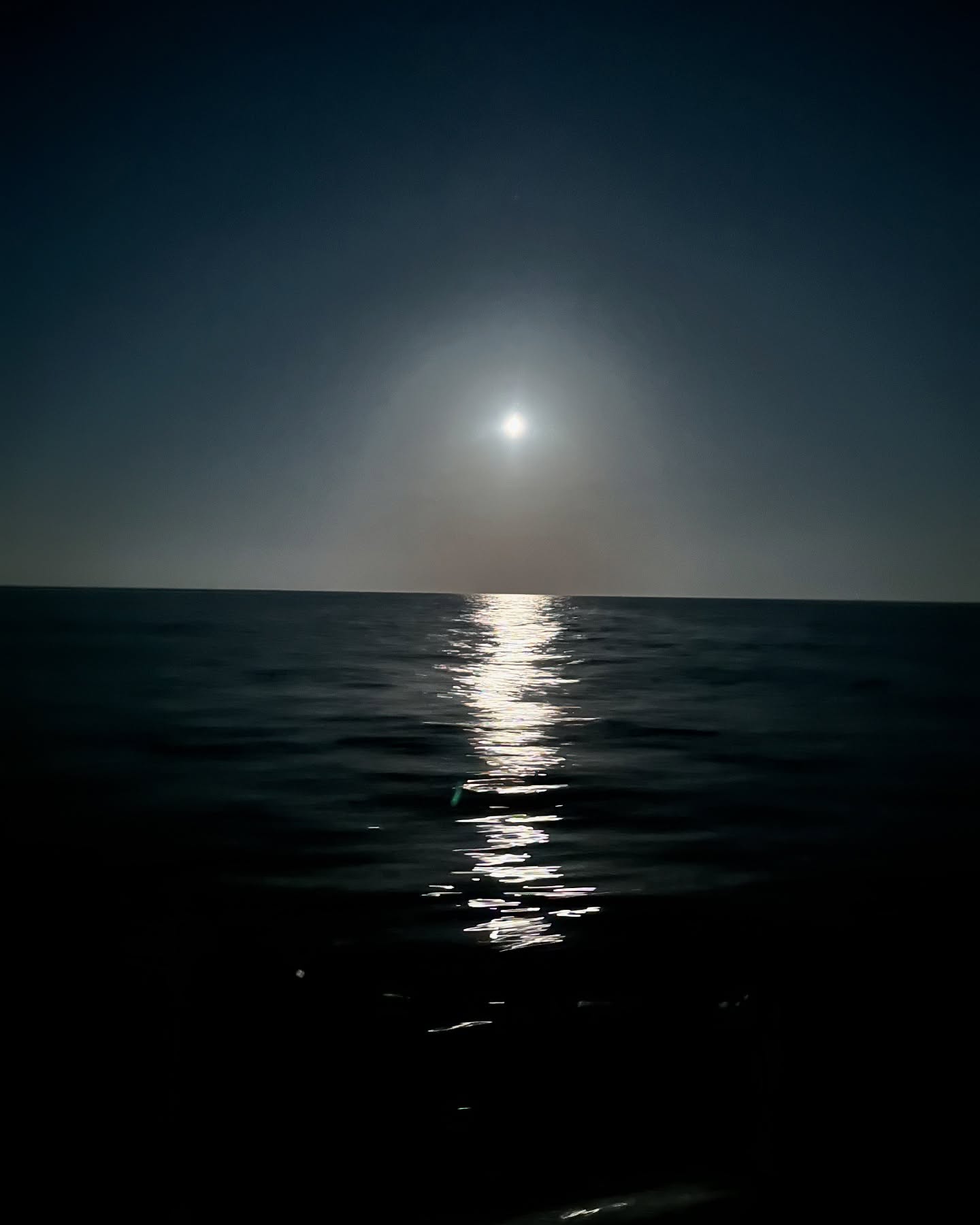 Up at 4am and off from Port St Mary to catch the fast tide round Anglesey. Timing was spot on to reach the stunning anchorage at Port Dinllaen well before sunset to enjoy a sundowner⛵🌅
A proper adventure: beautiful sunrise, dolphins riding the fast streams, whirlpools swirling past and long stretches of motor sailing under the sun at calm seas. 😎🐬 Not much wind but enough sun for a good tan and plenty of sea spray!
#SailingLife #TidalAdventure #PortDinllaen #SeaEscape