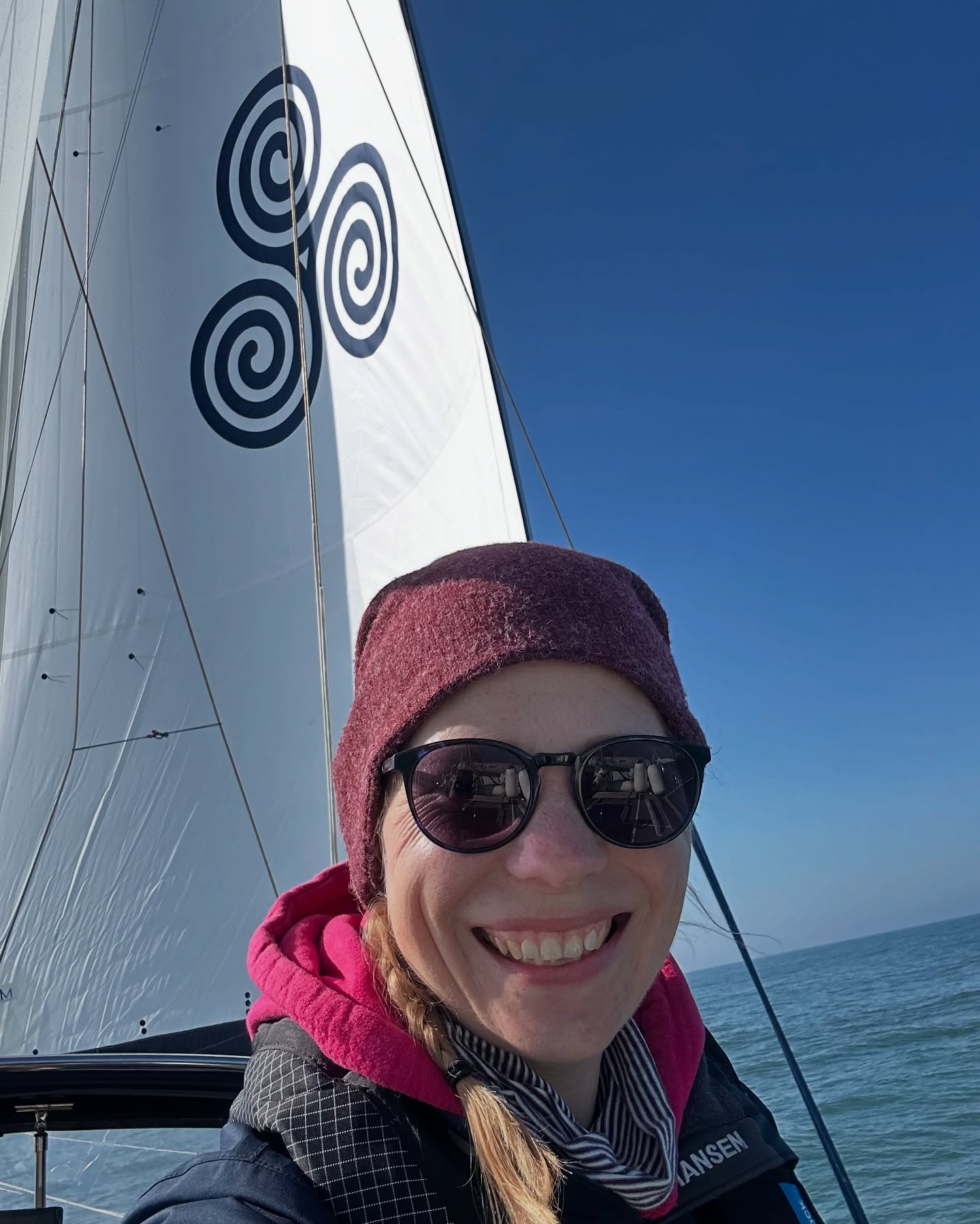 Up at 4am and off from Port St Mary to catch the fast tide round Anglesey. Timing was spot on to reach the stunning anchorage at Port Dinllaen well before sunset to enjoy a sundowner⛵🌅
A proper adventure: beautiful sunrise, dolphins riding the fast streams, whirlpools swirling past and long stretches of motor sailing under the sun at calm seas. 😎🐬 Not much wind but enough sun for a good tan and plenty of sea spray!
#SailingLife #TidalAdventure #PortDinllaen #SeaEscape