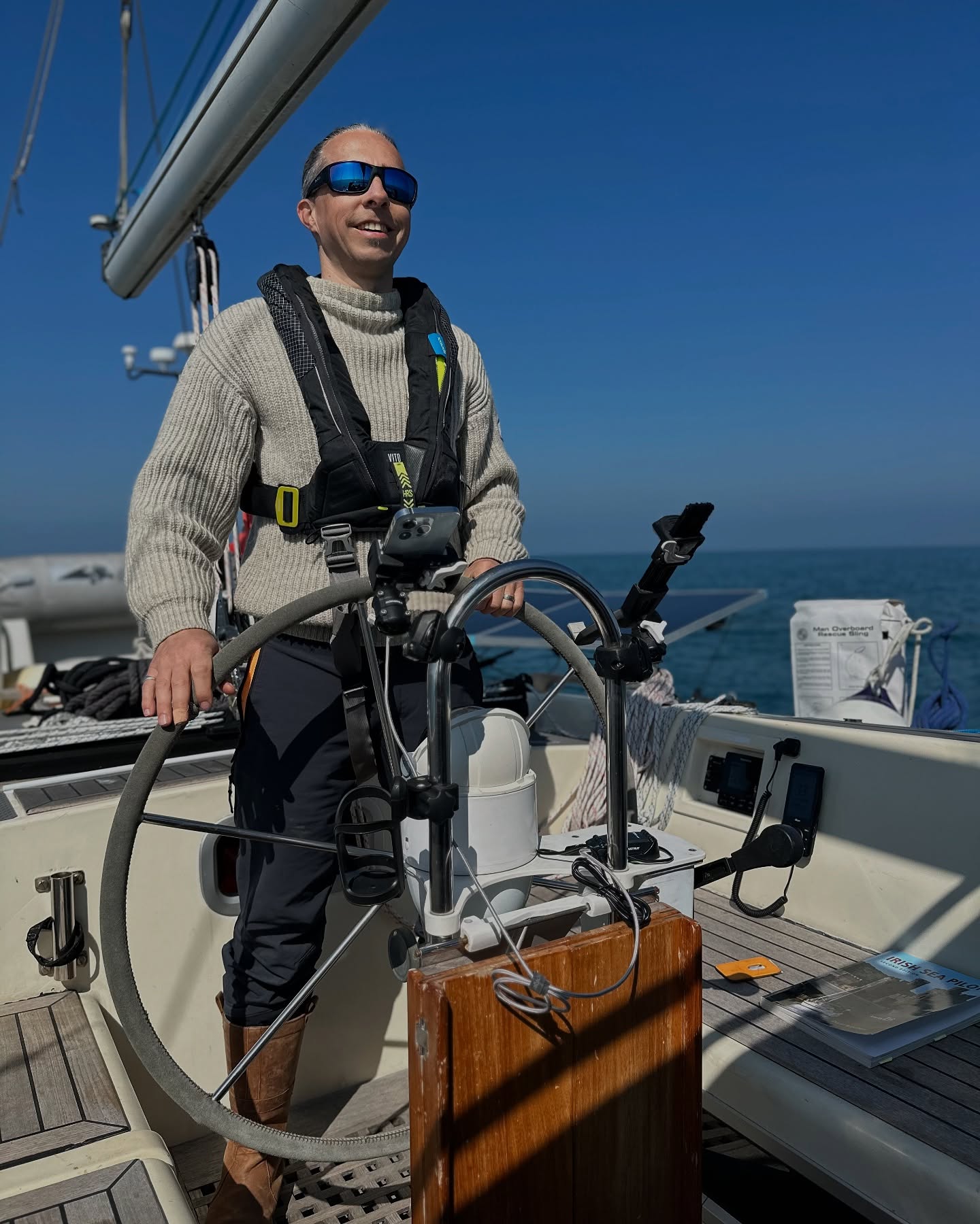 Up at 4am and off from Port St Mary to catch the fast tide round Anglesey. Timing was spot on to reach the stunning anchorage at Port Dinllaen well before sunset to enjoy a sundowner⛵🌅
A proper adventure: beautiful sunrise, dolphins riding the fast streams, whirlpools swirling past and long stretches of motor sailing under the sun at calm seas. 😎🐬 Not much wind but enough sun for a good tan and plenty of sea spray!
#SailingLife #TidalAdventure #PortDinllaen #SeaEscape