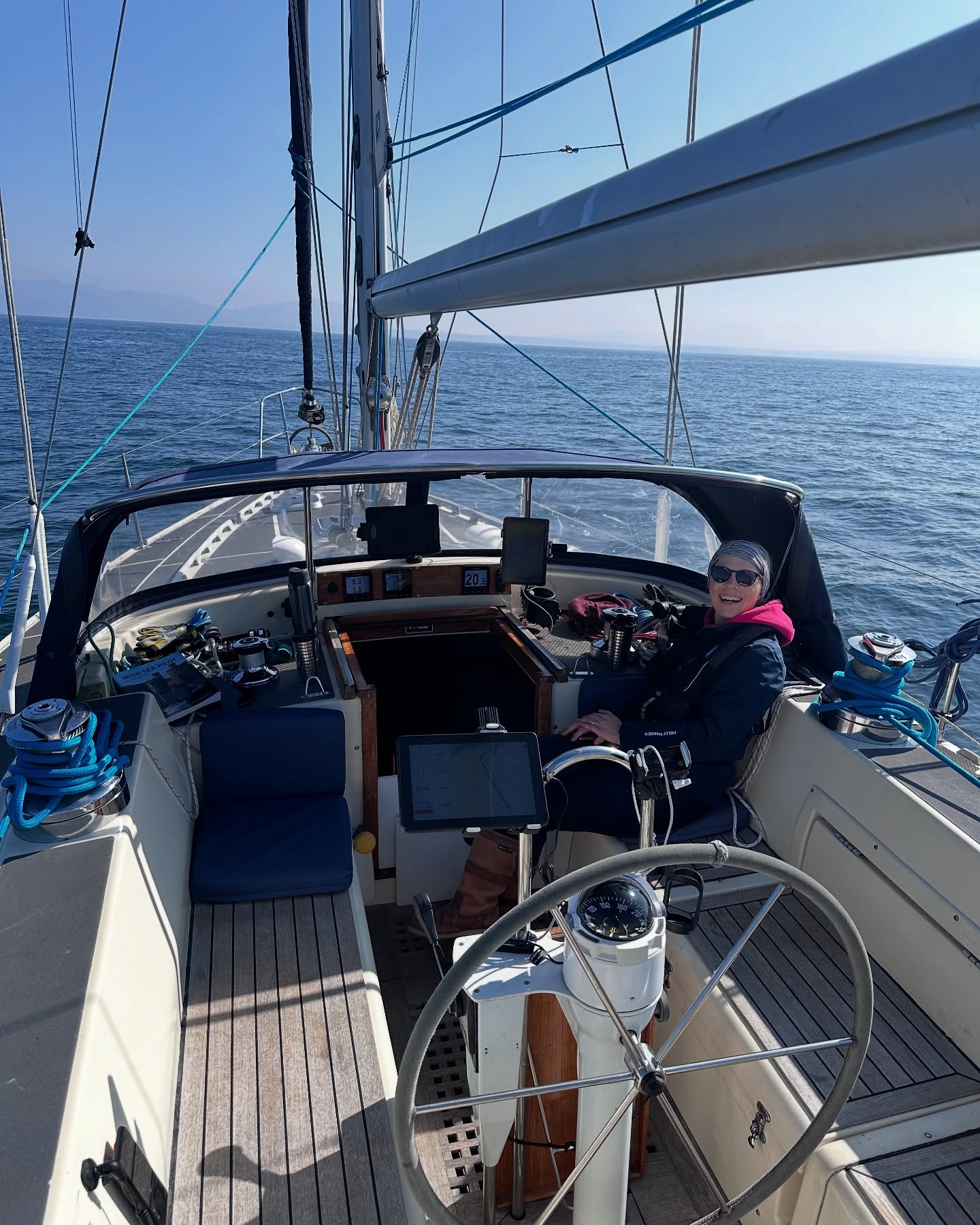 Up at 4am and off from Port St Mary to catch the fast tide round Anglesey. Timing was spot on to reach the stunning anchorage at Port Dinllaen well before sunset to enjoy a sundowner⛵🌅
A proper adventure: beautiful sunrise, dolphins riding the fast streams, whirlpools swirling past and long stretches of motor sailing under the sun at calm seas. 😎🐬 Not much wind but enough sun for a good tan and plenty of sea spray!
#SailingLife #TidalAdventure #PortDinllaen #SeaEscape