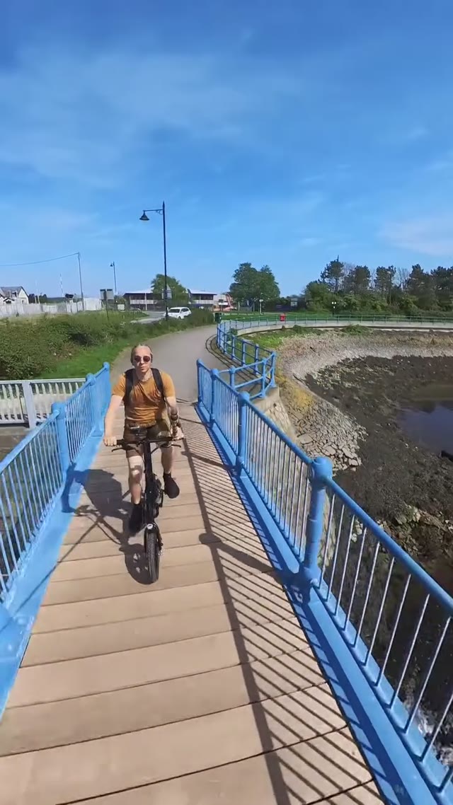 ☀️ Couldn’t resist this gorgeous day while waiting for Lagertha’s rigging to be finished! And new Sprayhood+Cockpit enclosure 🛠️ But with the boat temporarily out of action, I needed an adventure! Luckily, the sun was shining, and I traded sails for wheels! 🚴‍♀️ I dug out my biker leather getup – feeling a bit rebellious and ready to roll! – and raced across the peninsula from Pwllheli to Nefyn, where we recently anchored. 💨 The countryside hills were calling! ⛰️ It was a fantastic ride – feeling like a modern-day pirate on two wheels! – with the scent of fresh cut grass in the air and breathtaking views around every corner. Honestly, this ebike feels exactly like motor sailing! 😅 Topped it all off with a well-deserved refreshing pint 🍺 at the legendary Tŷ Coch Inn. 🤩 The only thing missing to make this a perfect day was my amazing @anaustriangirl to share this trip with! ❤️ #WalesAdventure #Pwllheli #Nefyn #EbikeLife #CyclingWales #MotorSailingVibes #TycocHInn #BeautifulScenery #ExploreWales #BikeAdventure #PerfectDay #MissingMyLove #WelshCoast #OutdoorAdventure #BikerStyle #TwoWheels #lagertha #sailinglagertha #westerlyoceanlord #sailingyacht #uksailing #iom #adventurelife #isleofman #sailing #sailinglife