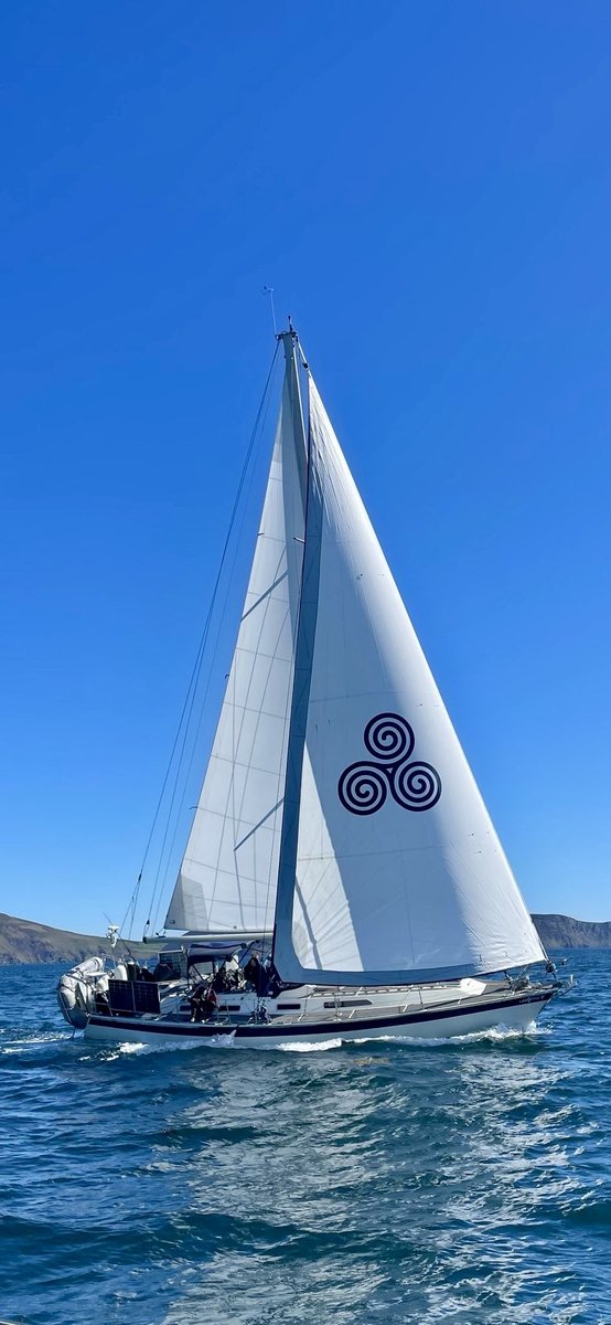 Lagertha sailing - triskelion on mainsail, crew on deck